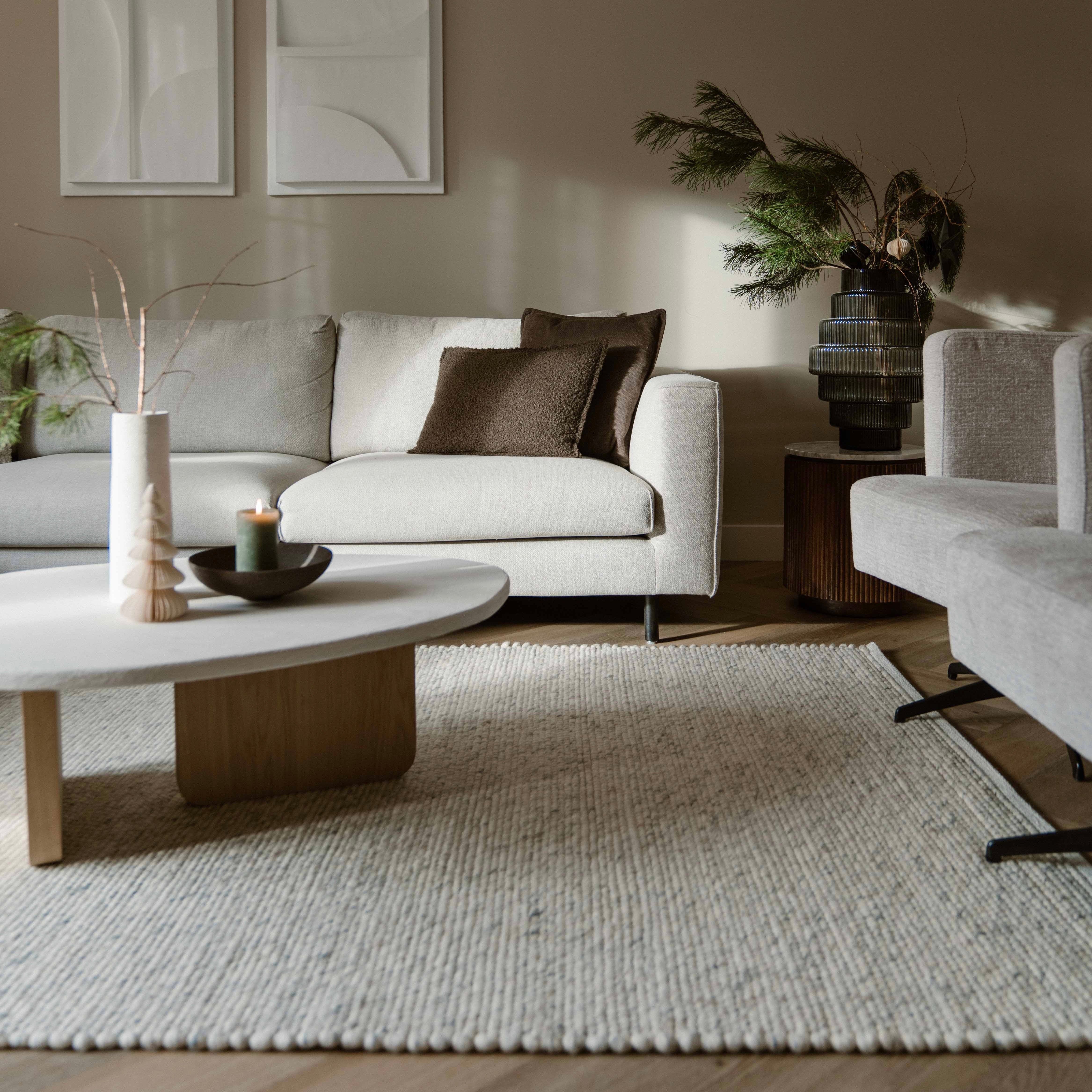 Wollen vloerkleed Gotland beige gemeleerd in warme woonkamer herfst winter